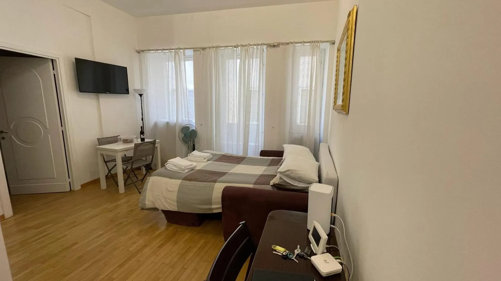 Charming Apartment Near The Colosseum 60 Sqm 4 Pers Air Conditiond Roma 0*,  Itália
