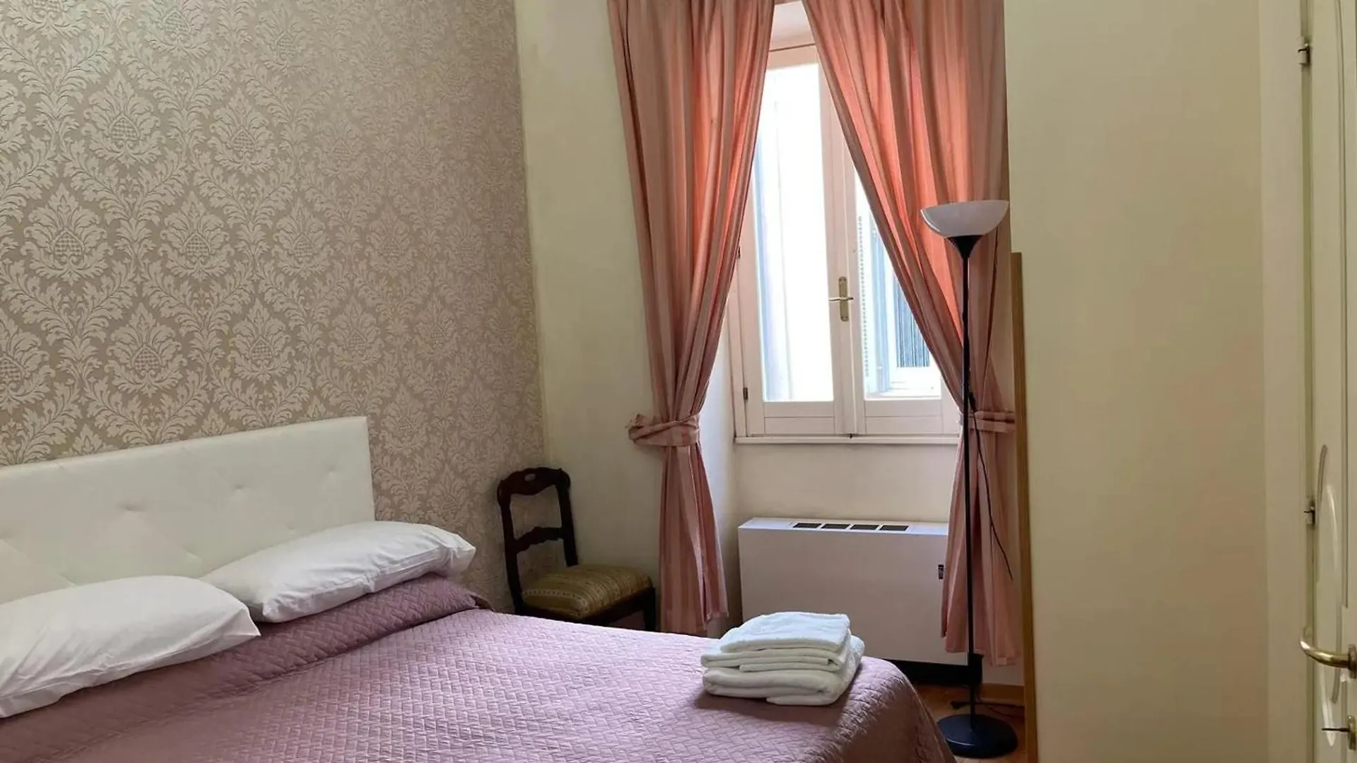 Charming Apartment Near The Colosseum 60 Sqm 4 Pers Air Conditiond Rzym
